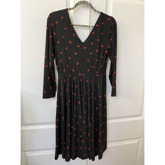 Torrid Size 00  Black Lipstick Kiss Skater Dress  V-neck EUC! - Picture 8 of 11